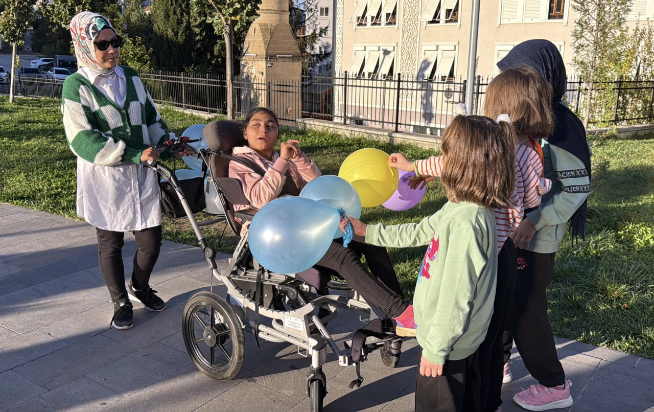 Zeynep'e Sandalyeyle Birlikte Mutluluk Verdiler