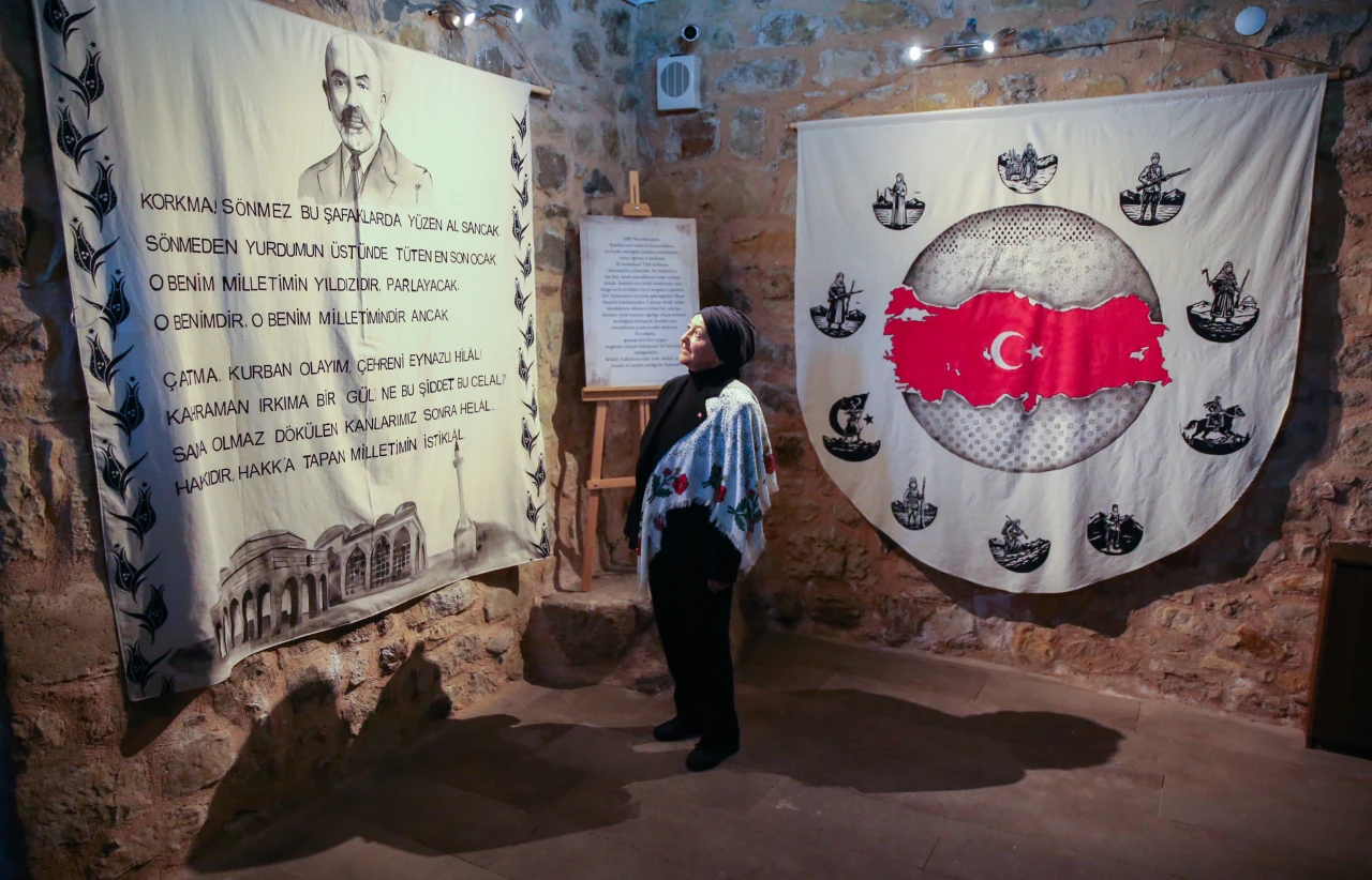 Kadın Kahramanları Taş Baskıyla Resmettiler