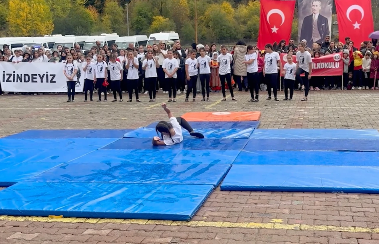 Kızı Gösteri Yapabilsin Diye Atkısıyla Minderleri Kuruttu