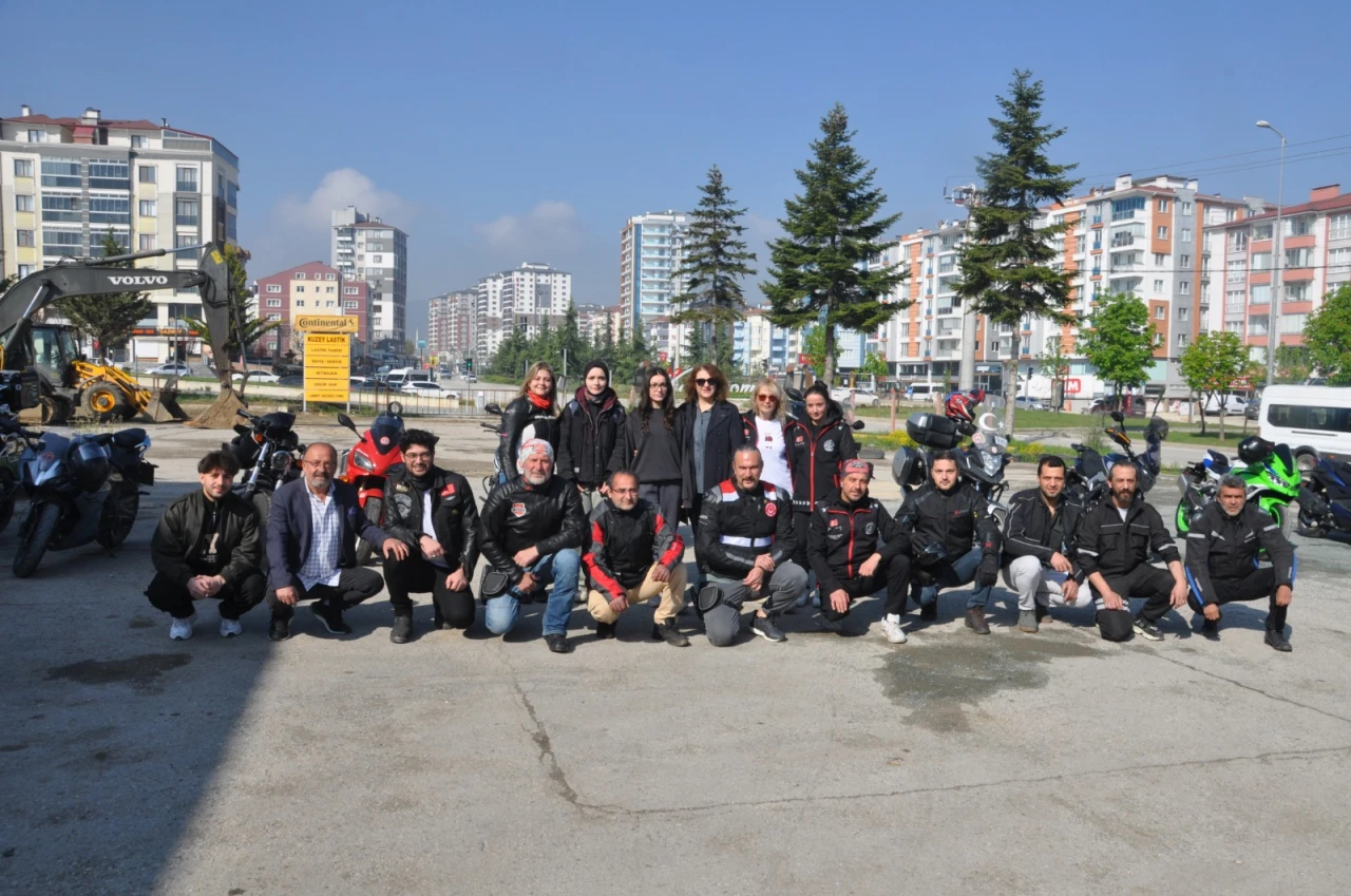 Bayrama Renk Kattılar