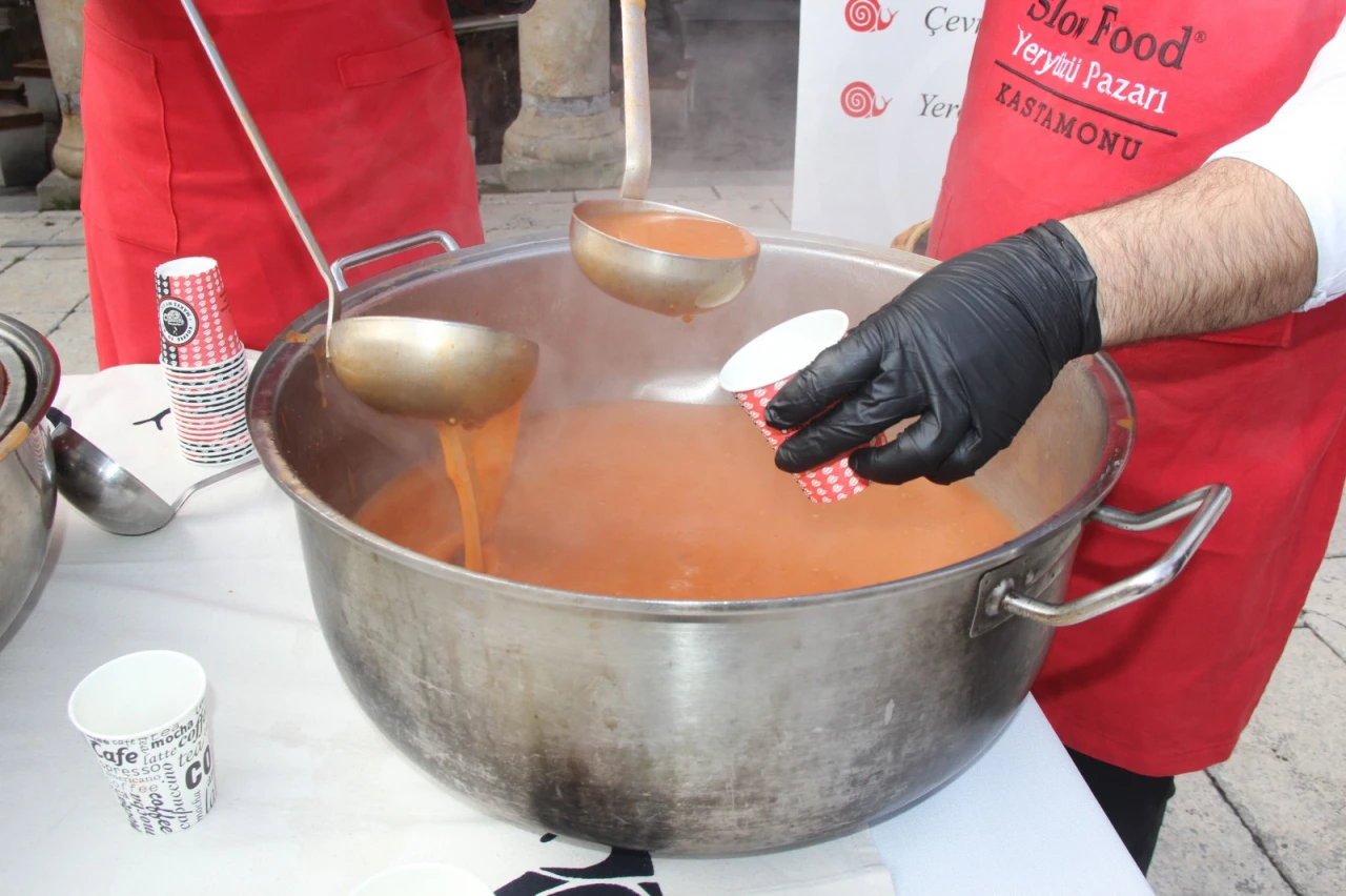 Nasrullah Meydanı'nda Yaş Tarhana İkramı