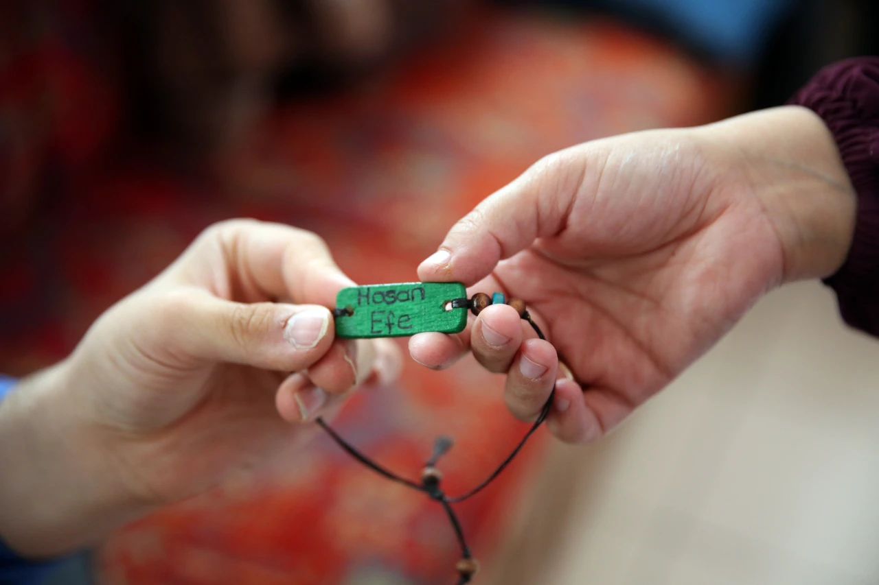 Hazırlanan Bileklikler Onlara Rehberlik Ediyor