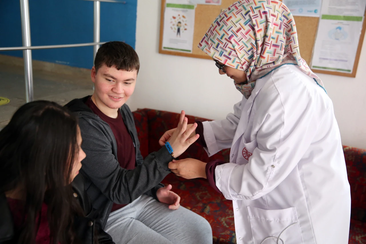 Hazırlanan Bileklikler Onlara Rehberlik Ediyor