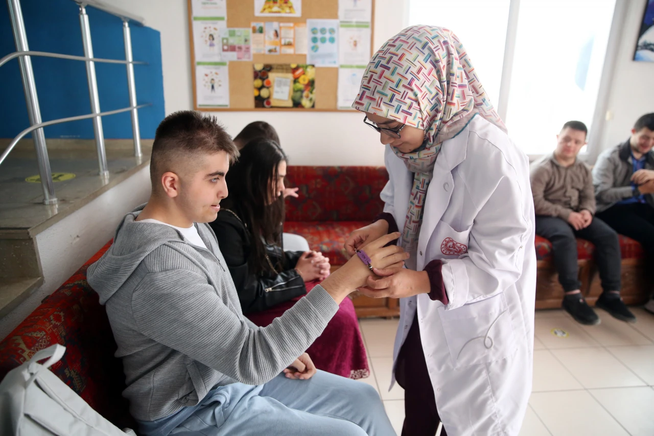 Hazırlanan Bileklikler Onlara Rehberlik Ediyor