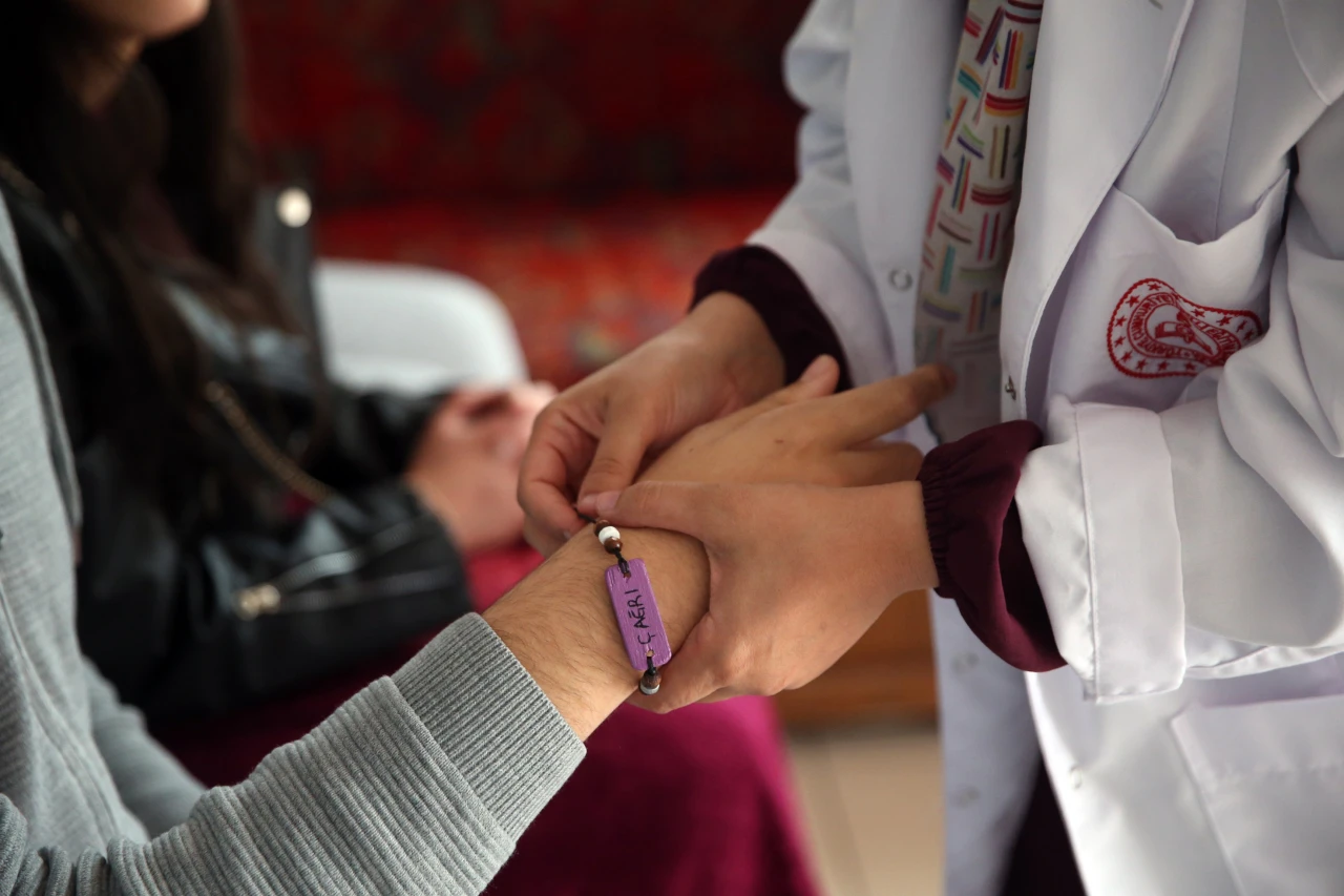 Hazırlanan Bileklikler Onlara Rehberlik Ediyor