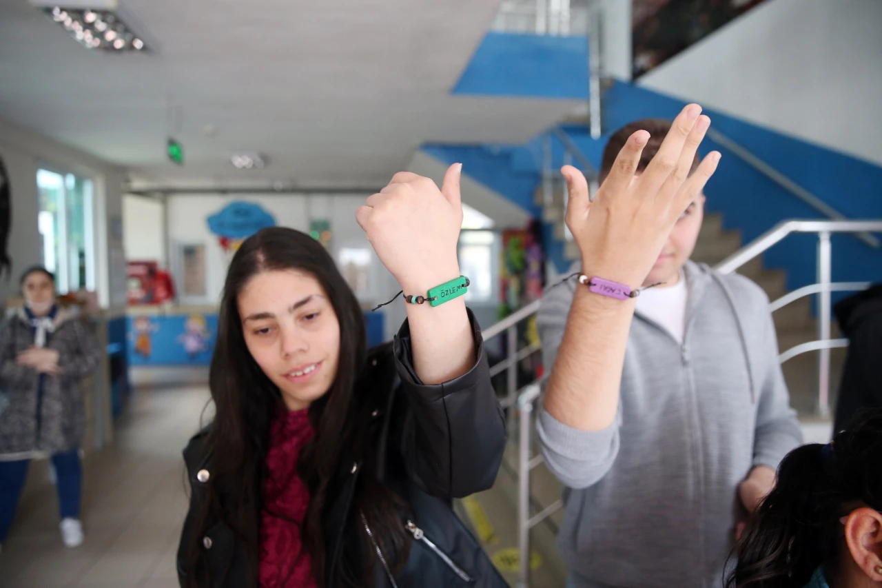 Hazırlanan Bileklikler Onlara Rehberlik Ediyor