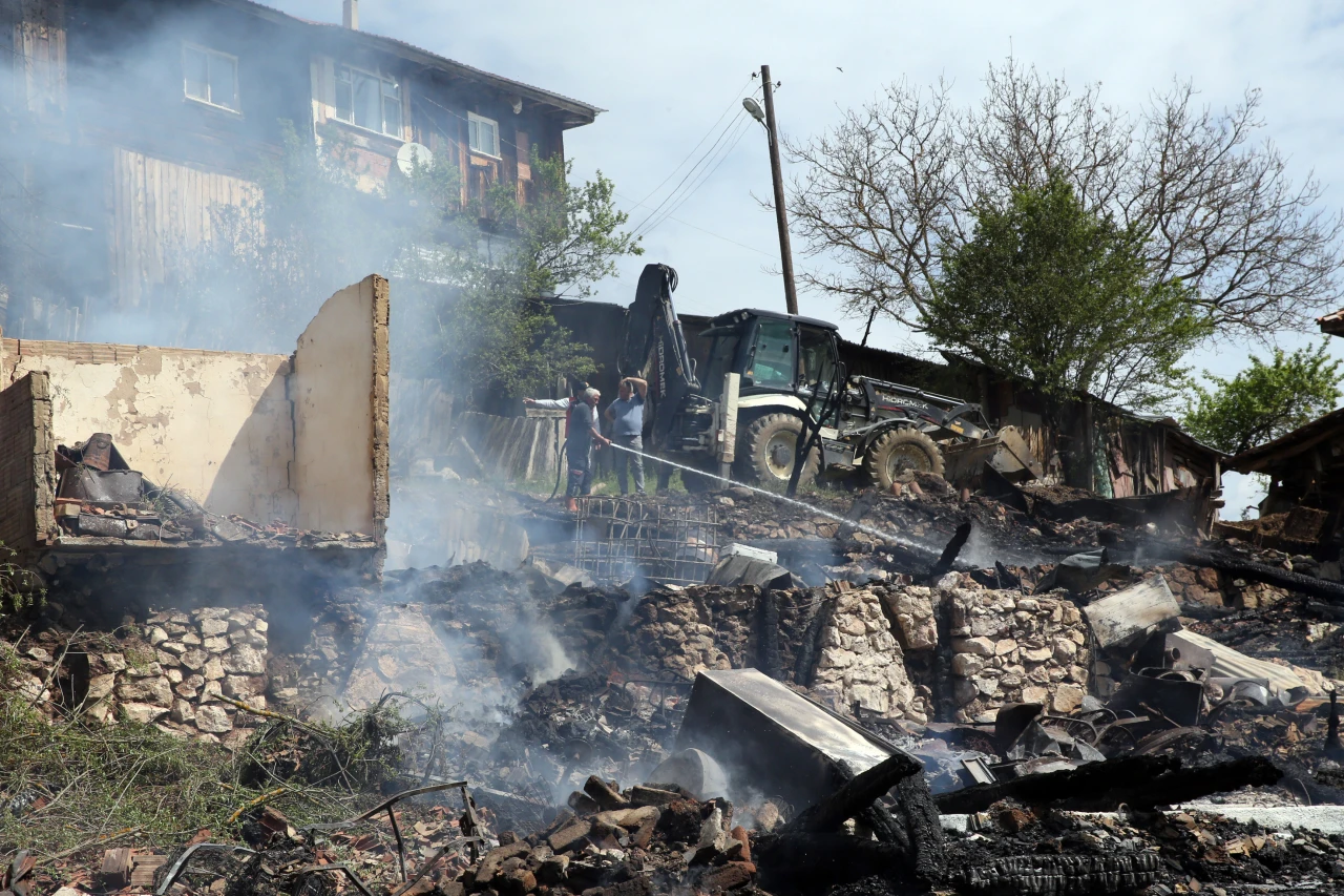 Ev Ve Cami Yandı, 1 Kişi Yaralandı