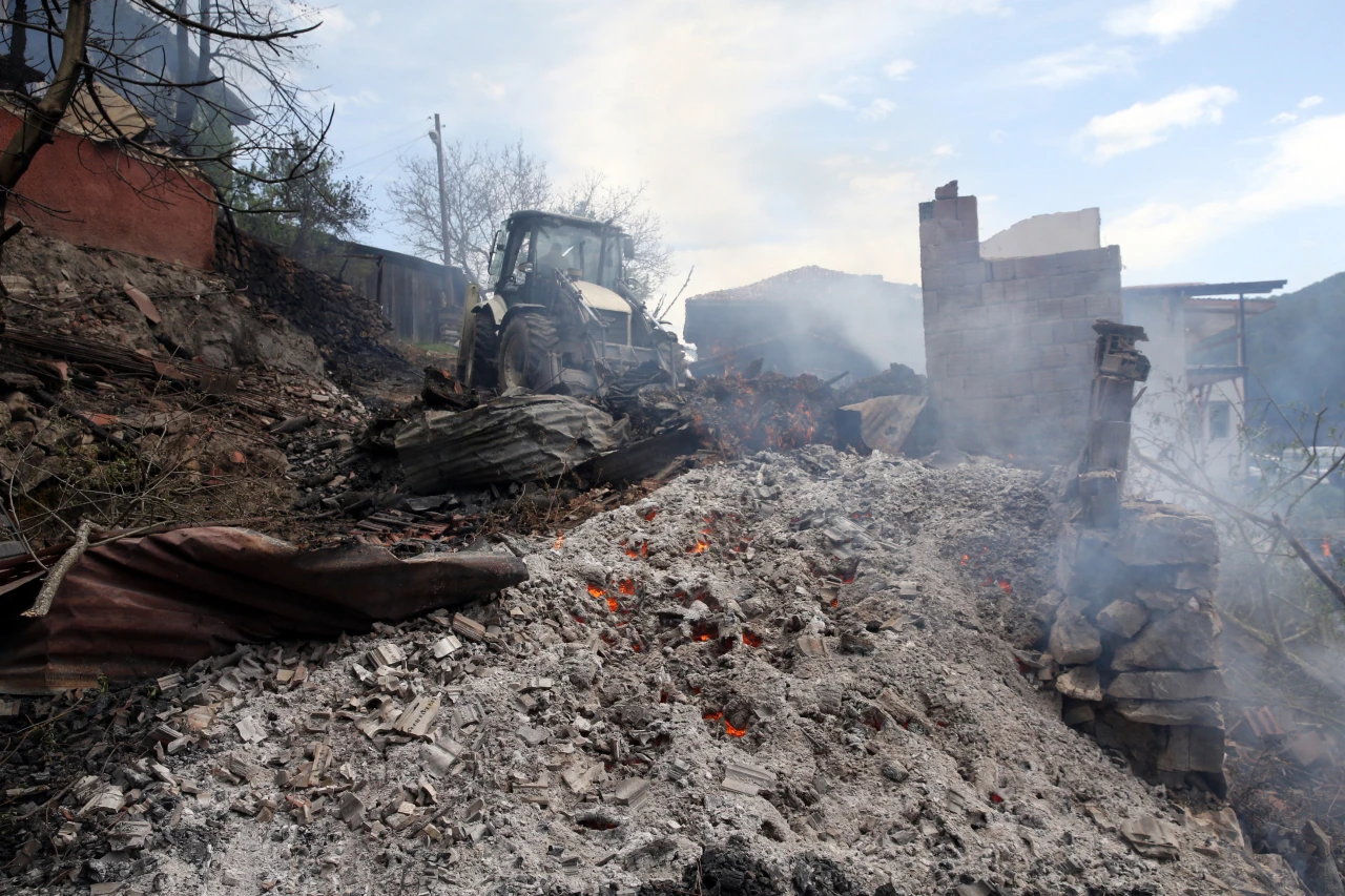 Ev Ve Cami Yandı, 1 Kişi Yaralandı