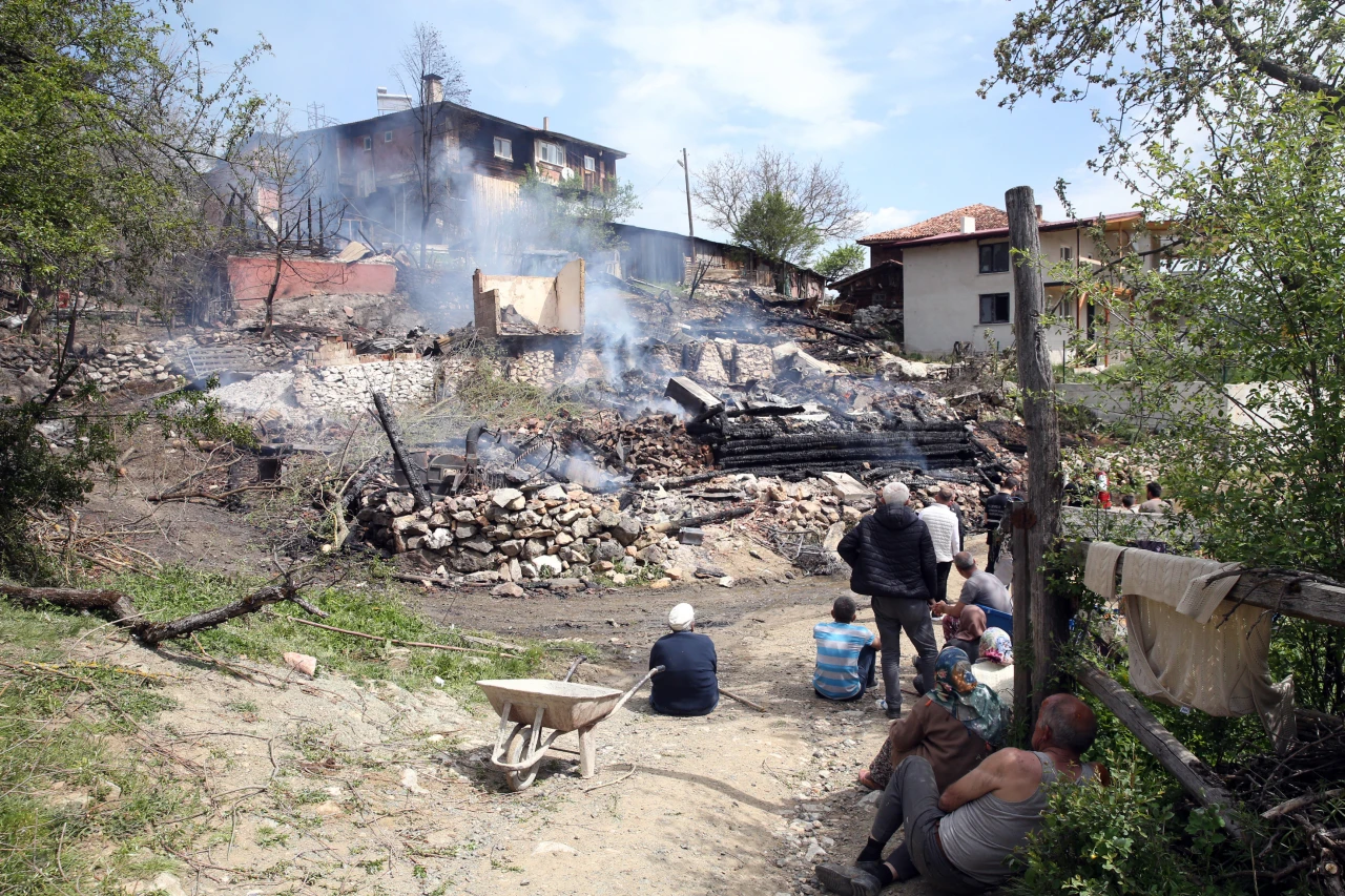 Ev Ve Cami Yandı, 1 Kişi Yaralandı