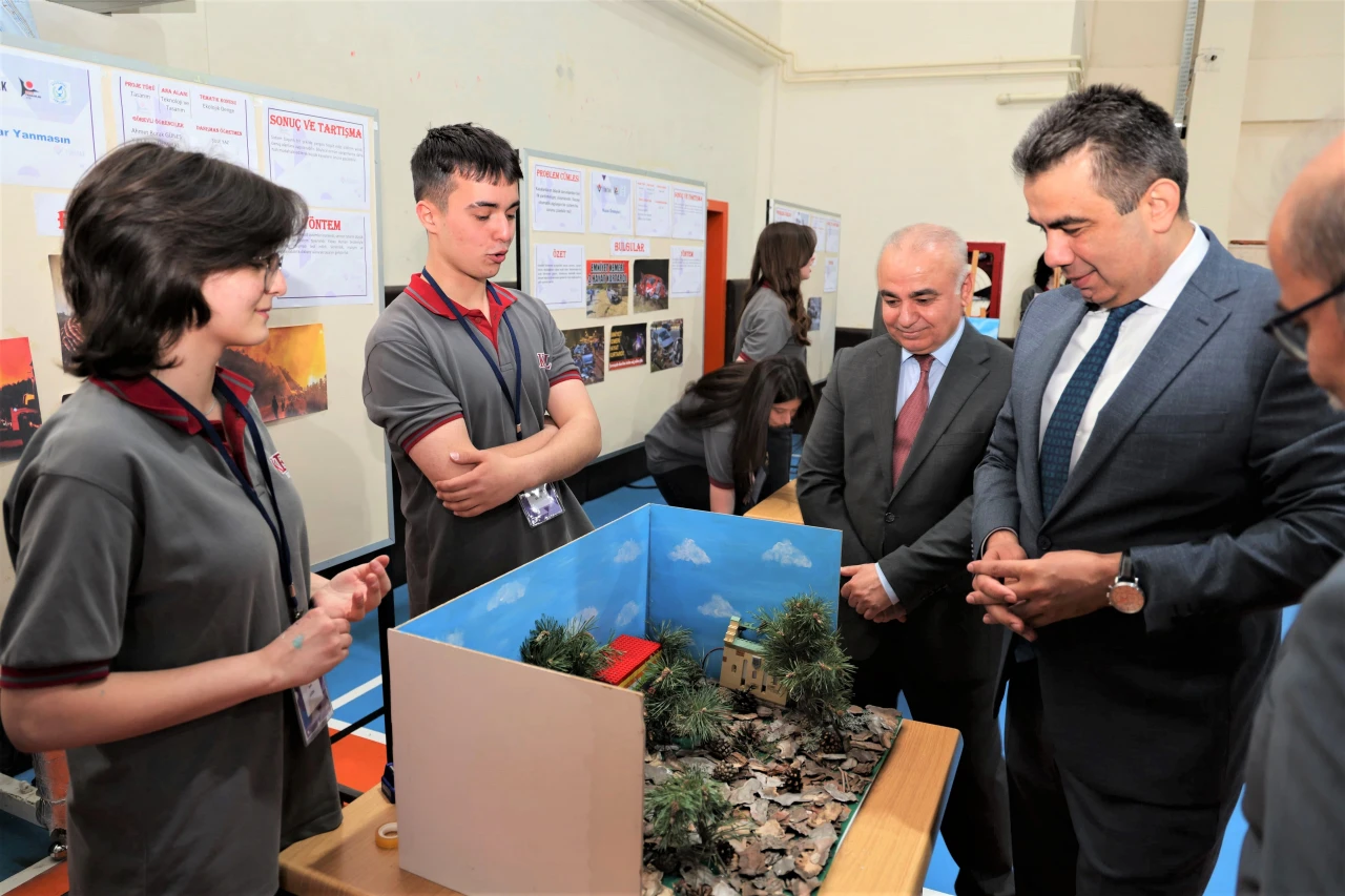 Kastamonu İl Milli Eğitim Müdürü Gümüş, TÜBİTAK 4006 Bilim Fuarına Katıldı