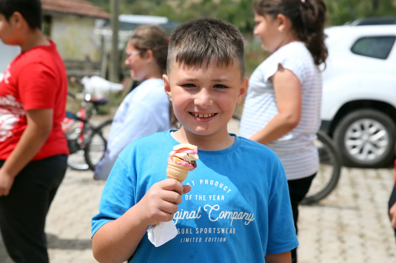 Köy Köy Geziyor, Mutluluk Taşıyor