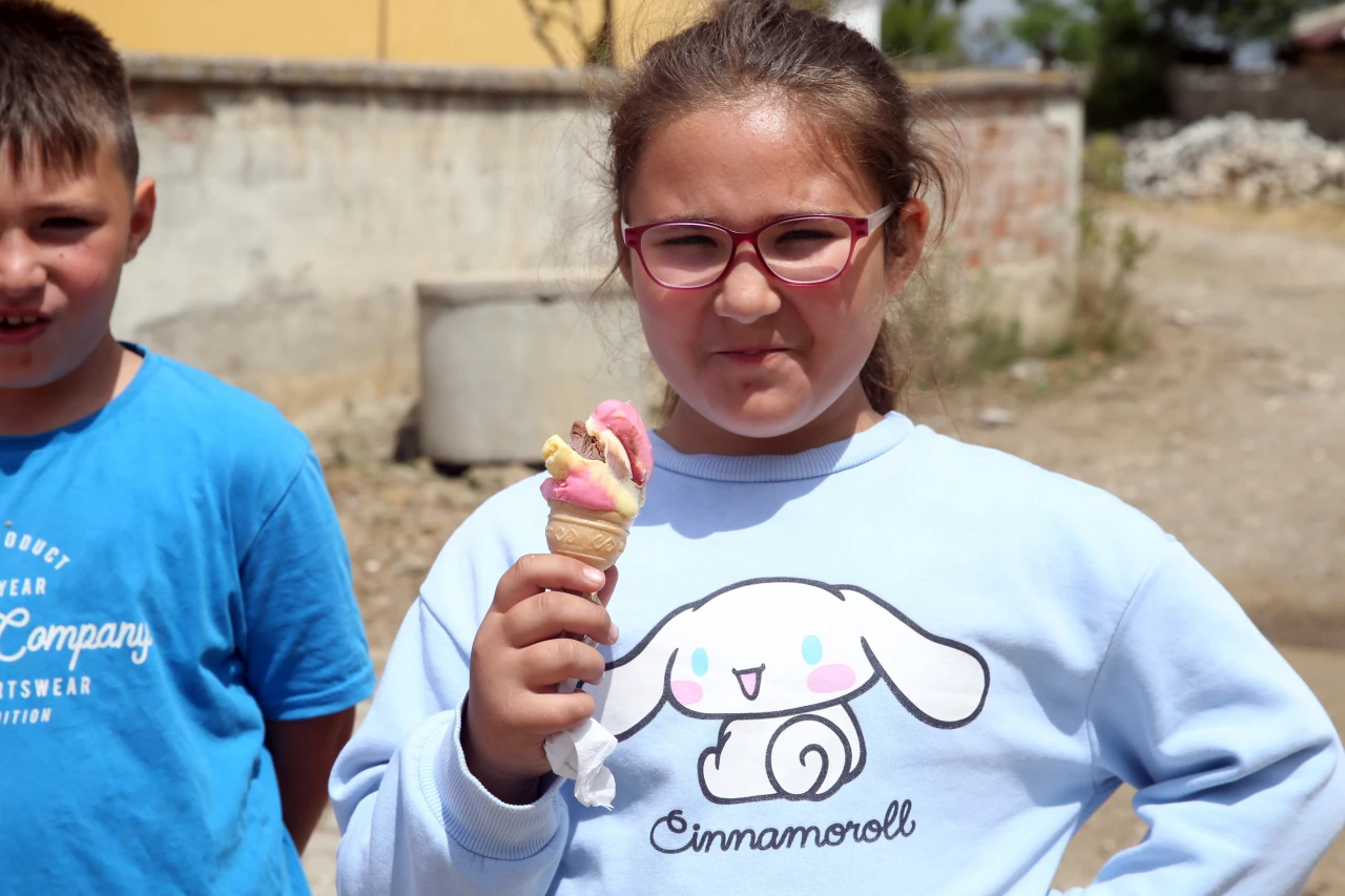 Köy Köy Geziyor, Mutluluk Taşıyor