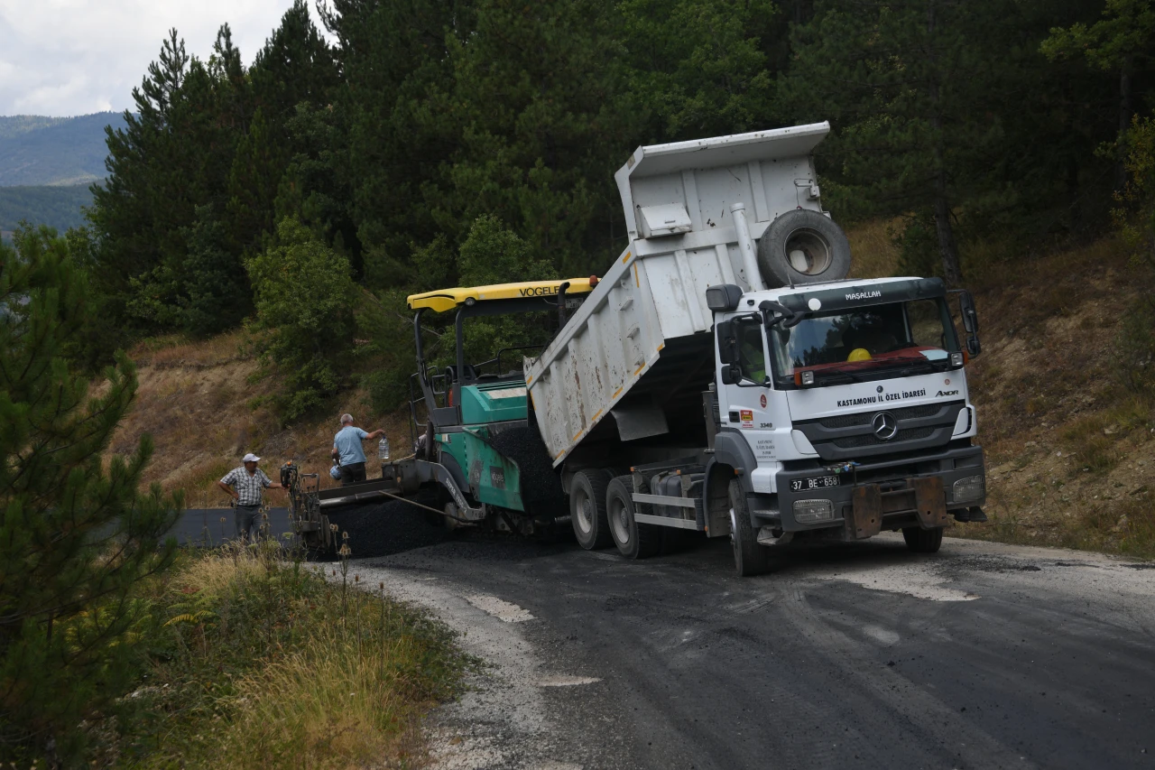 Köy Yolları İçin Gece Gündüz Çalışıyorlar