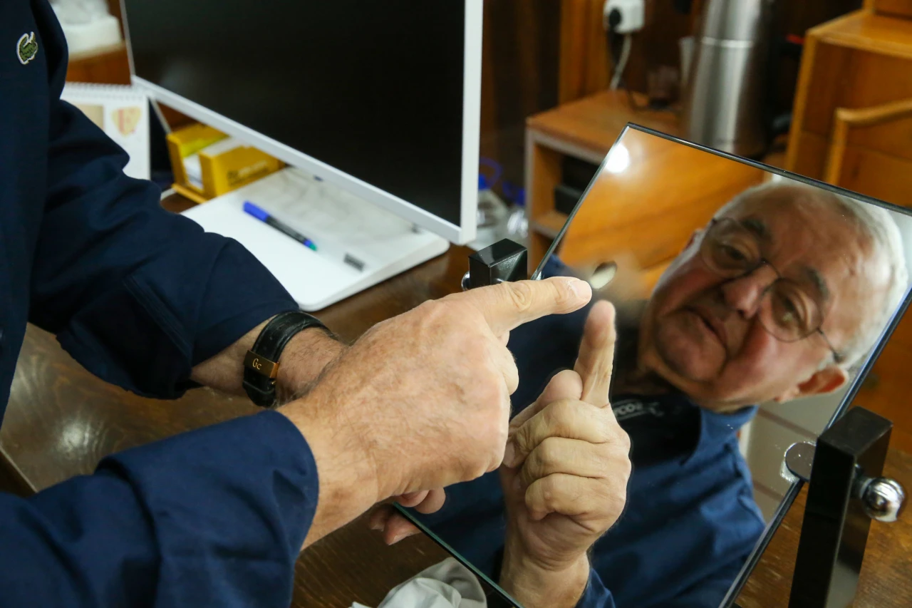 Mesleği, Parmak İzlerini Sildi