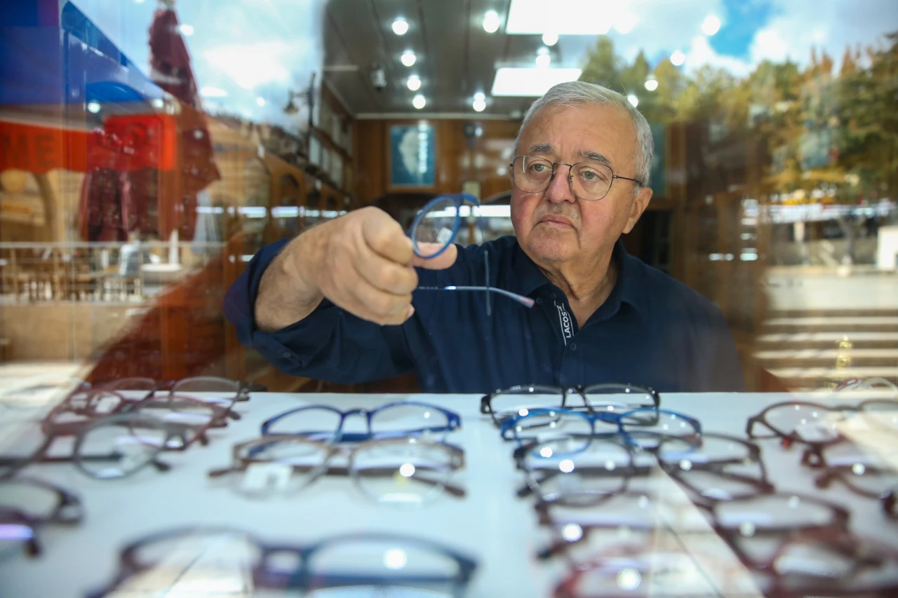 Mesleği, Parmak İzlerini Sildi