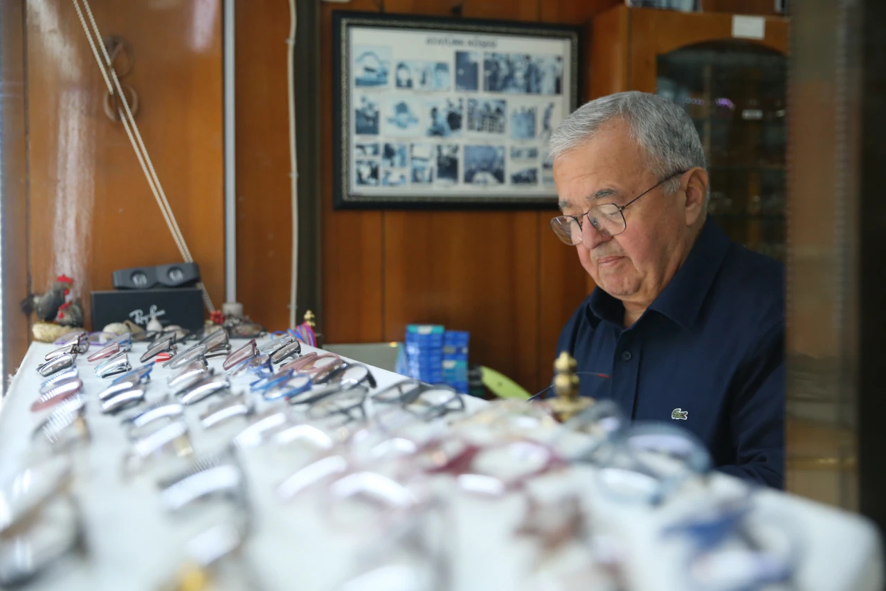 Mesleği, Parmak İzlerini Sildi