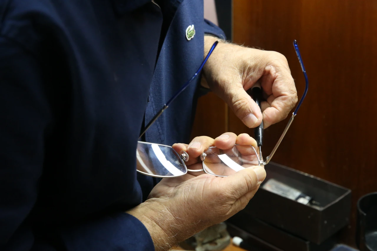 Mesleği, Parmak İzlerini Sildi