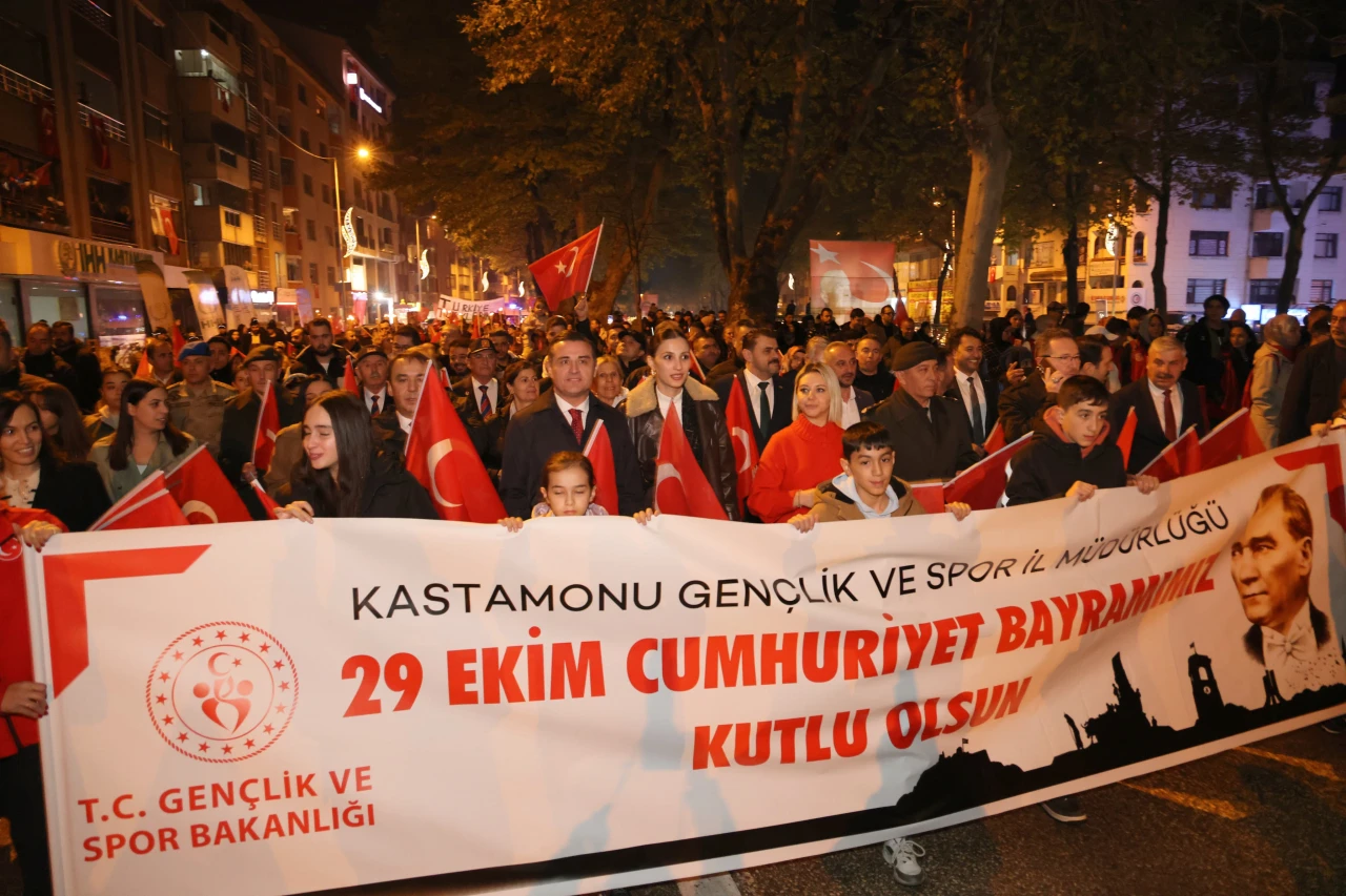 Cumhuriyet Coşkusu Sokakları İnletti