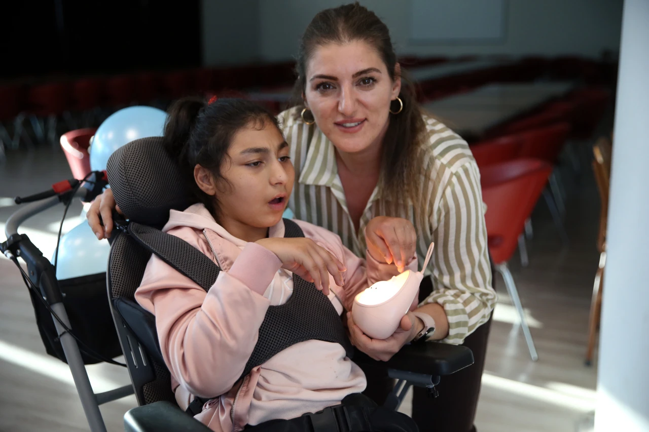 Zeynep'e Sandalyeyle Birlikte Mutluluk Verdiler