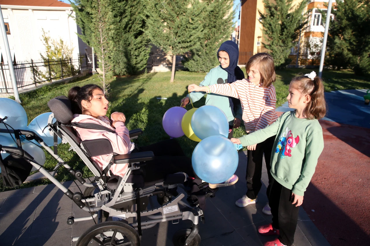 Zeynep'e Sandalyeyle Birlikte Mutluluk Verdiler