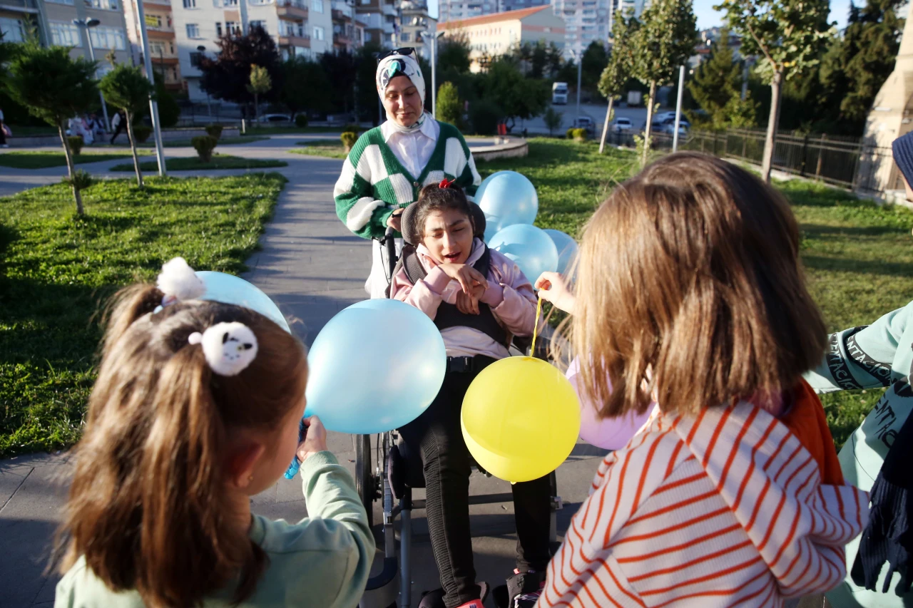 Zeynep'e Sandalyeyle Birlikte Mutluluk Verdiler