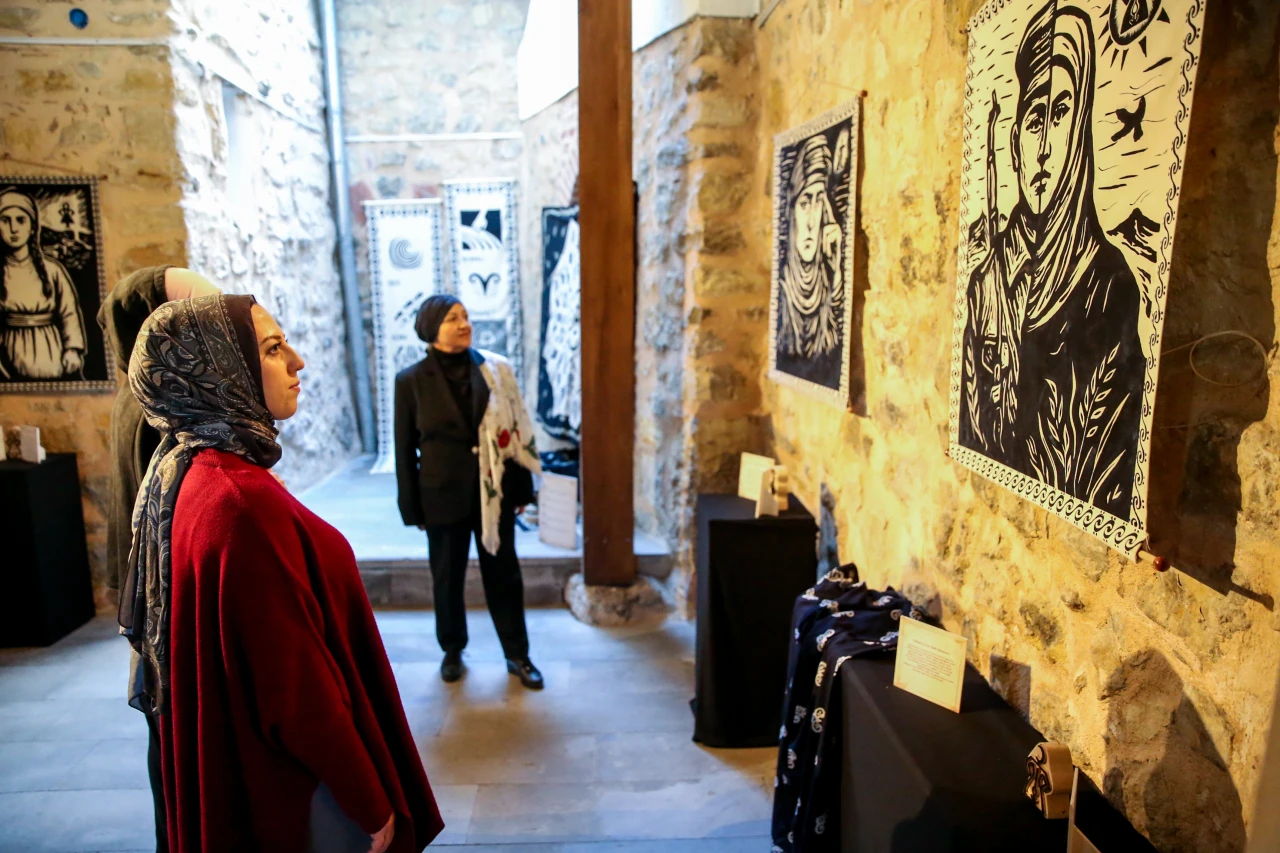 Kadın Kahramanları Taş Baskıyla Resmettiler