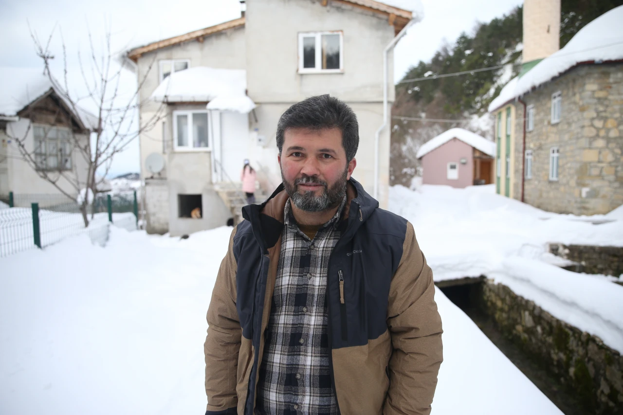 Kedileri Köy İmamı Besliyor