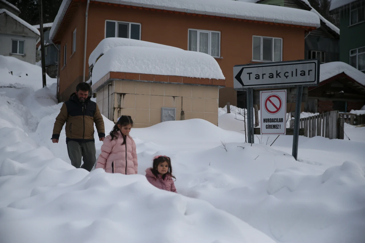 Kedileri Köy İmamı Besliyor
