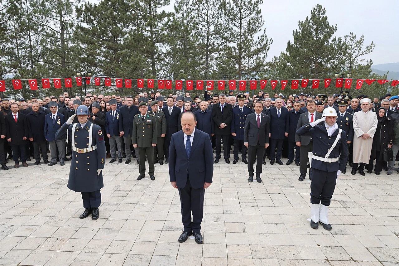 Şehitler Anıtı'nda Çelenk Sunma Töreni