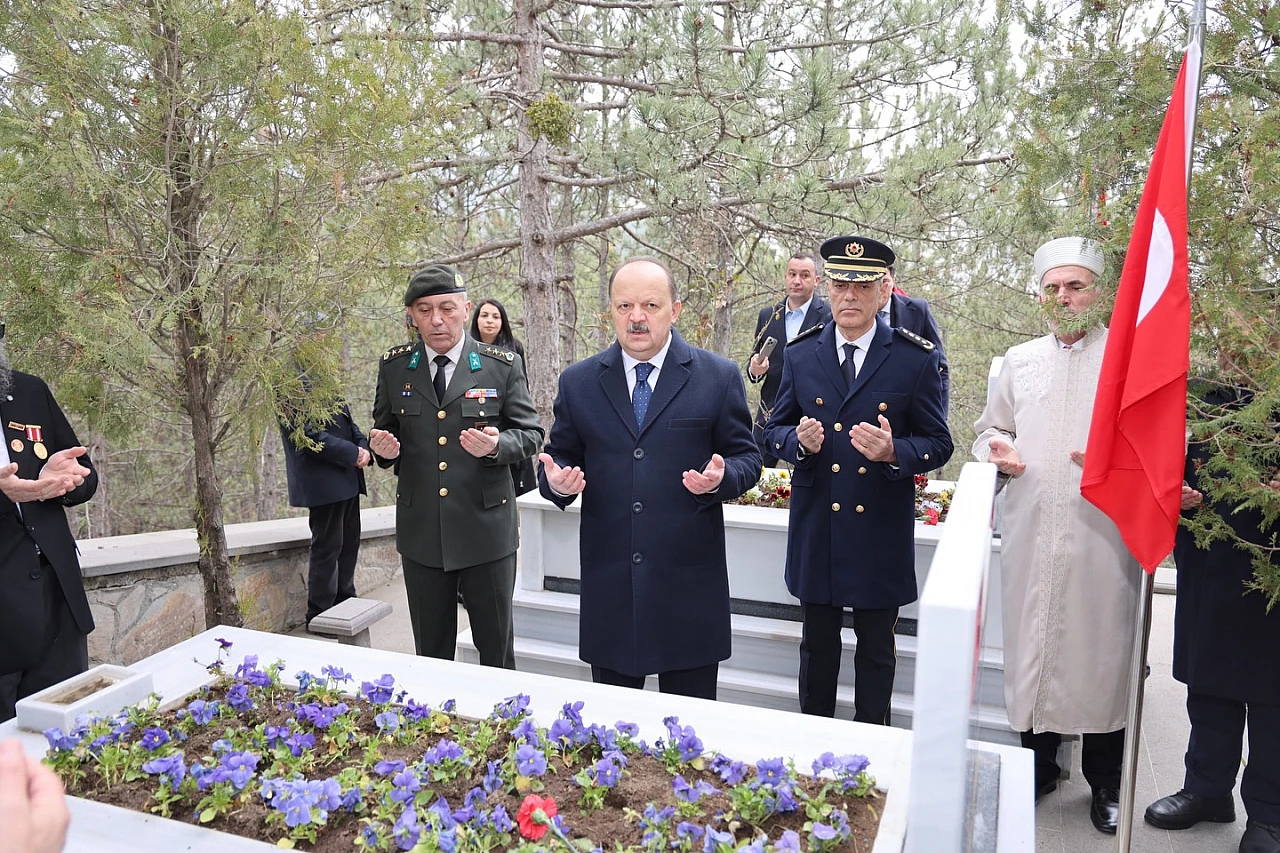 Şehitler Anıtı'nda Çelenk Sunma Töreni
