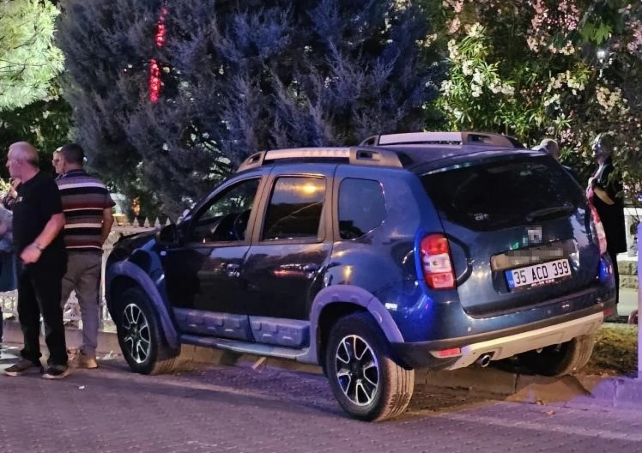 Fenalaşan Sürücü Demir Korkuluklara Çarptı