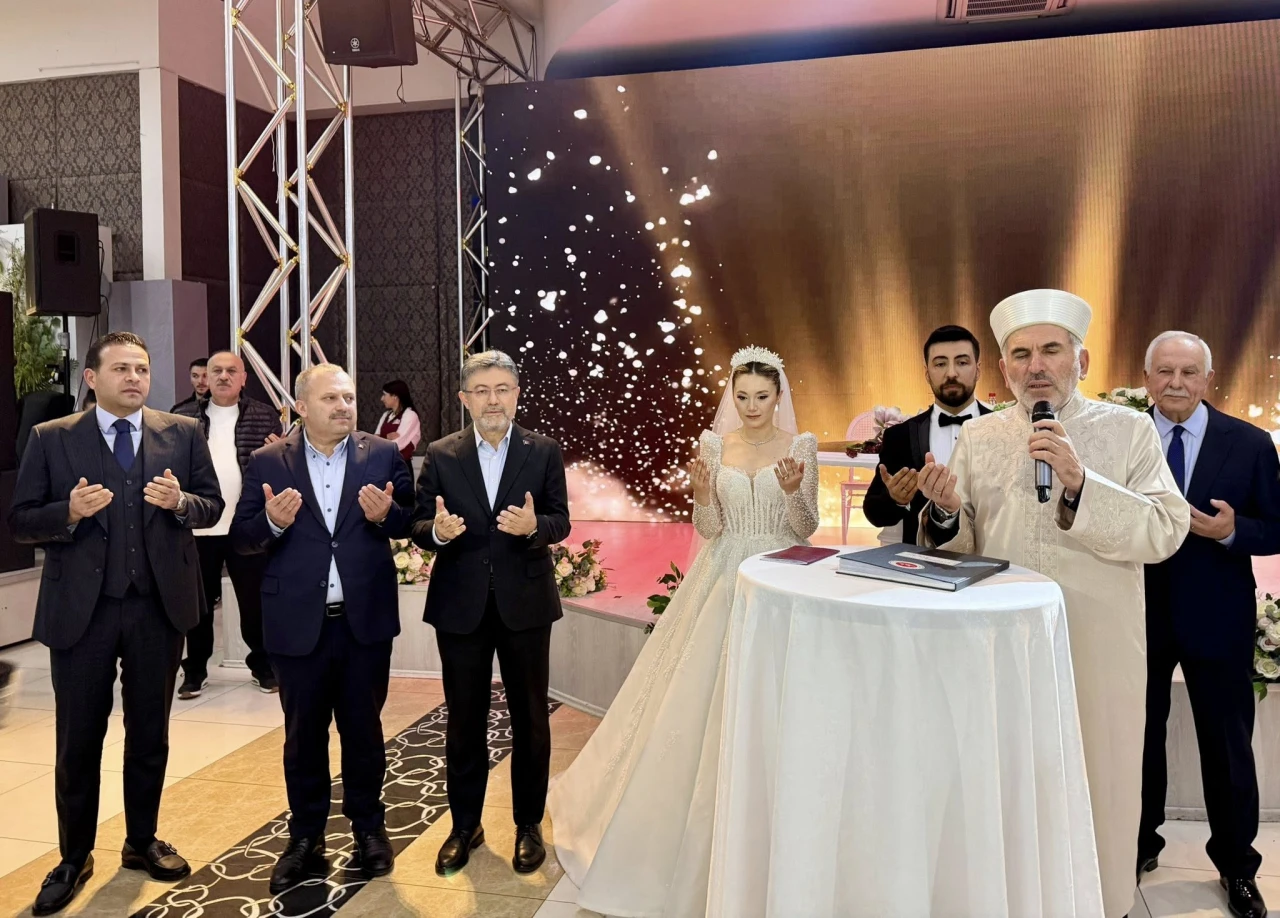 Ayşegül İle Muzaffer Evlendi