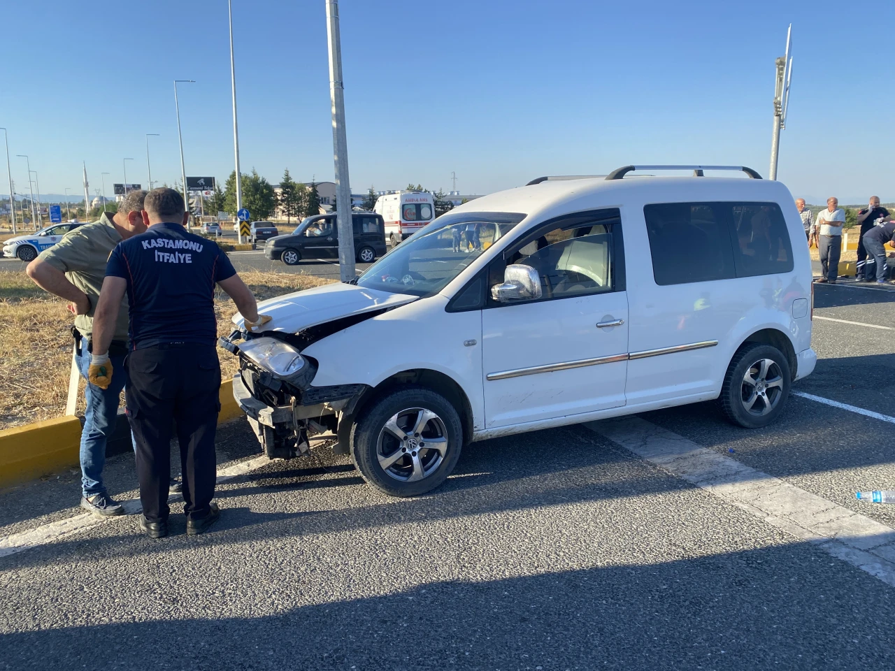 Hafif Ticari Araç İle Otomobil Çarpıştı: 2 Yaralı