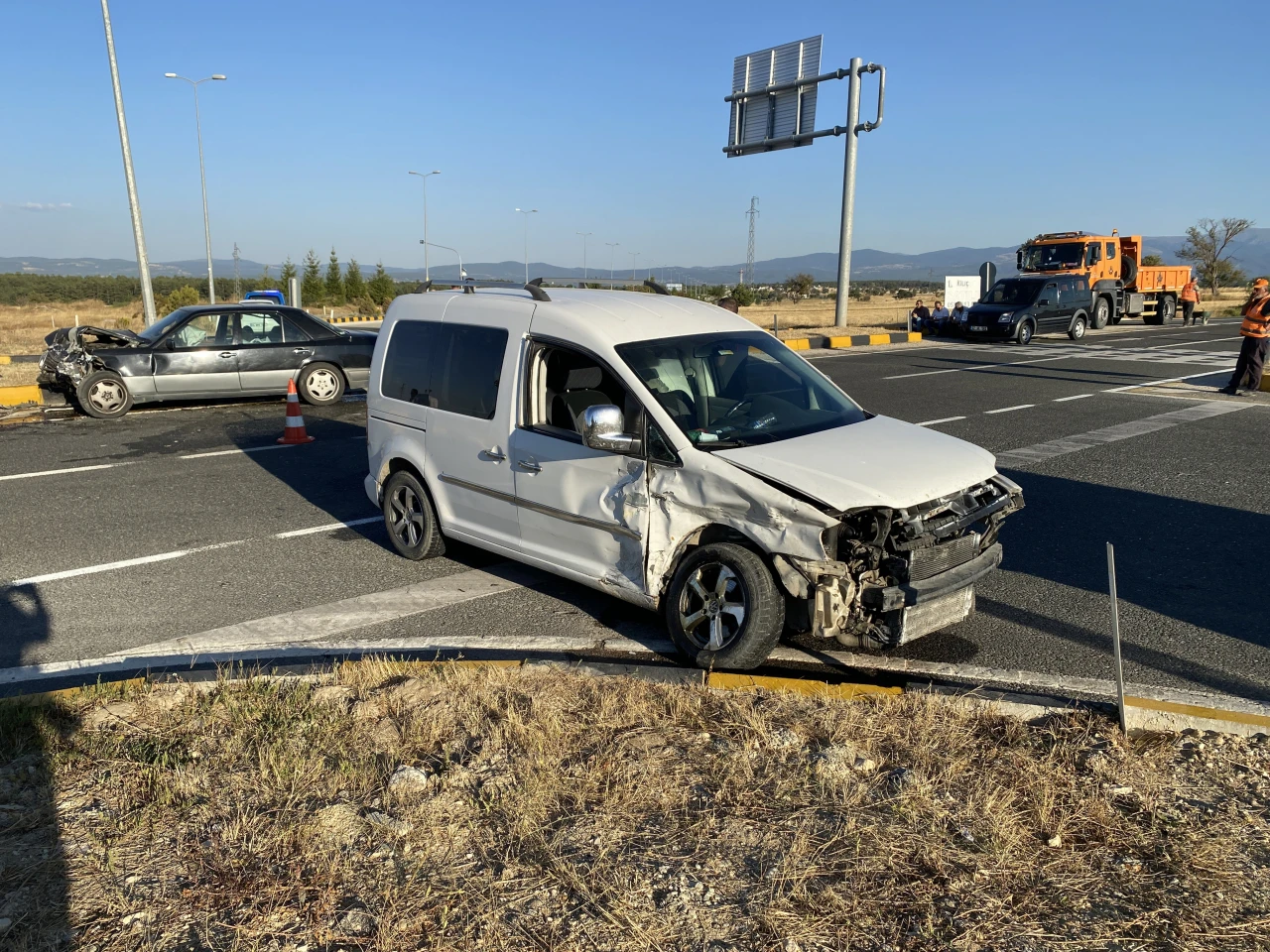 Hafif Ticari Araç İle Otomobil Çarpıştı: 2 Yaralı