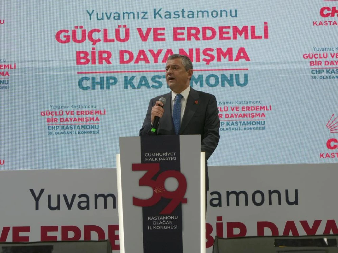 CHP Genel Başkanı Özgür Özel: 'Millet Bizden Kavga Değil, Hizmet Bekliyor'