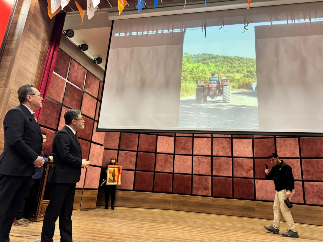 Bakan Yumaklı'yı Duygulandıran Hediye!