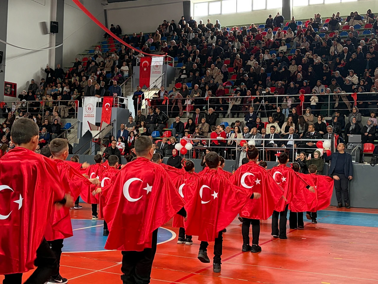 Çocukların Neşesi Ve Bayram Coşkusu Salona Renk Kattı