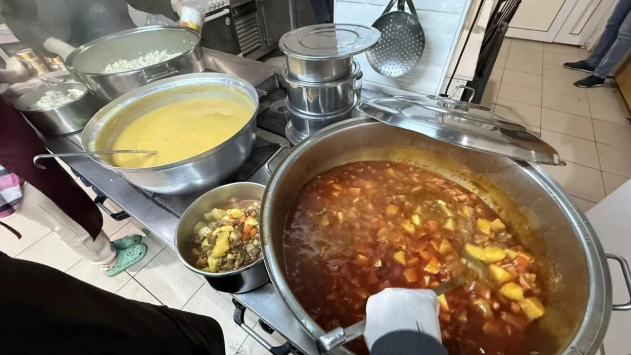 Ayancık'ta İhtiyaç Sahiplerine Sıcak Yemek Desteği