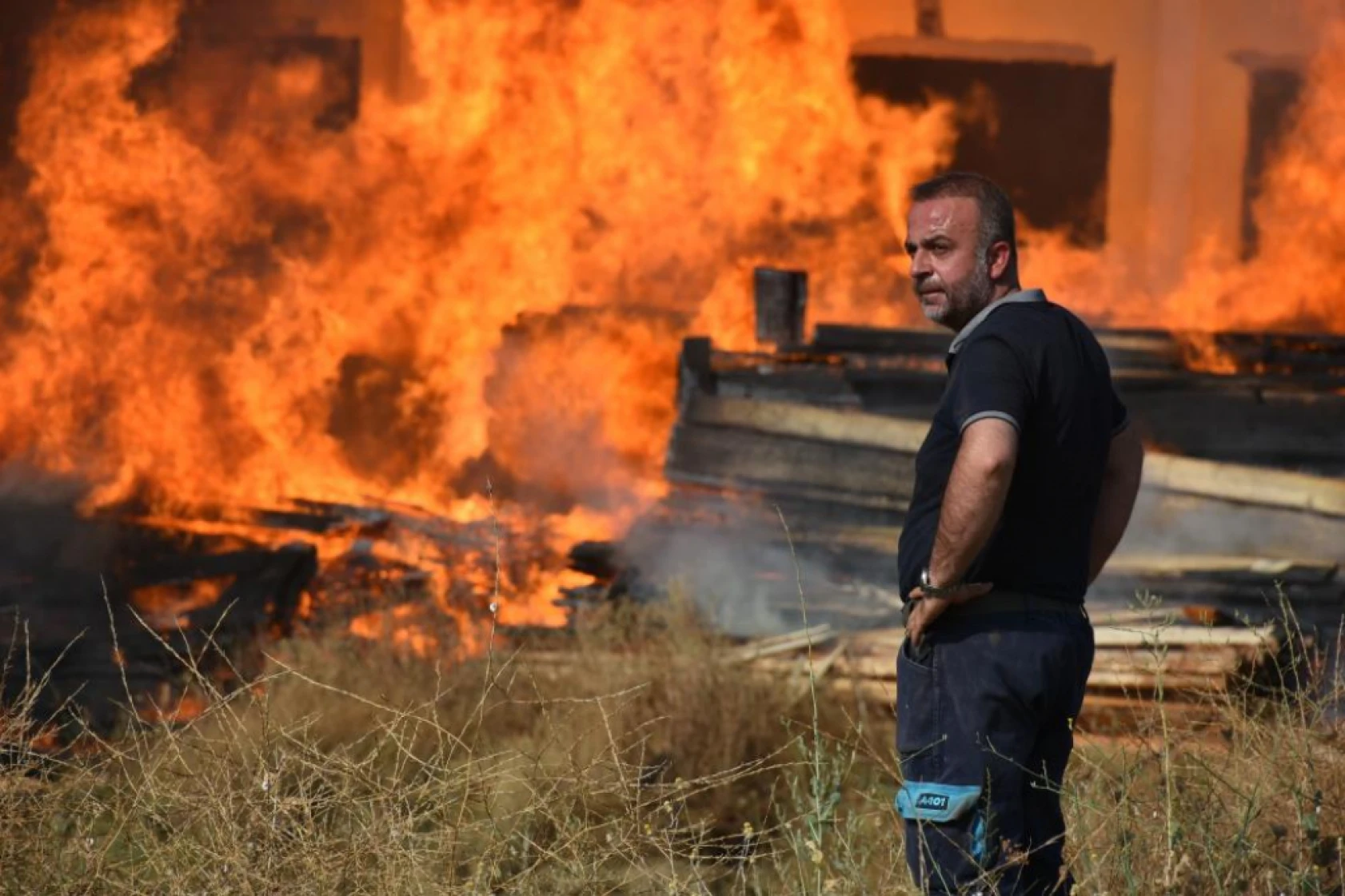Kapı fabrikası küle döndü