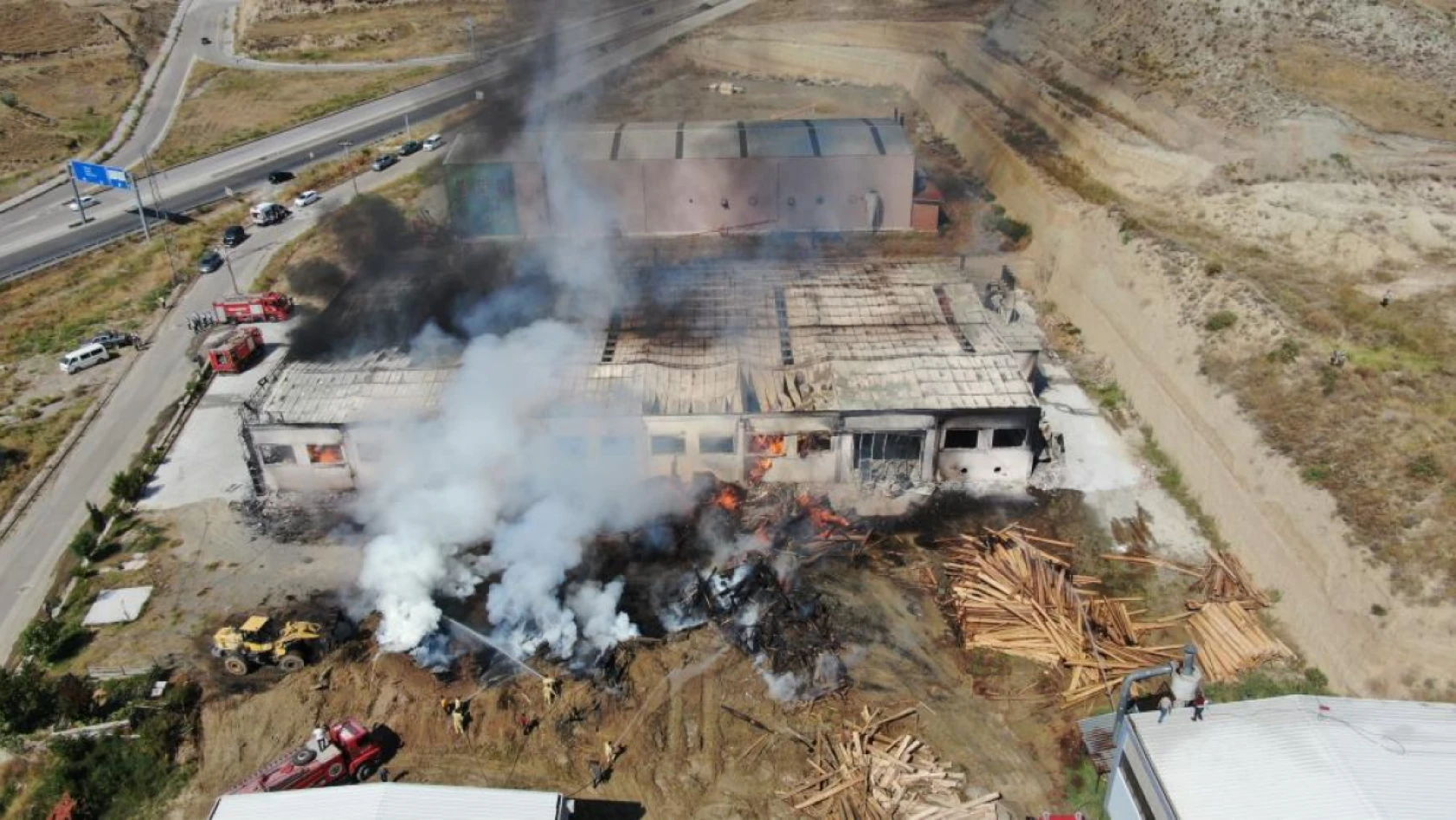 Kapı fabrikası küle döndü