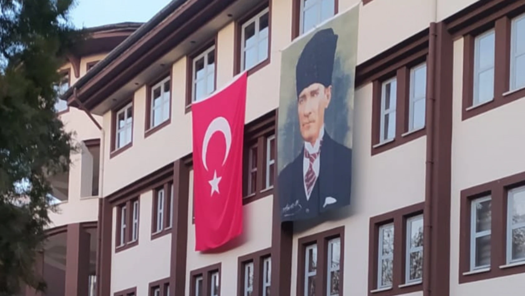 10 Kasım'da 'Bayrak-Poster' Krizi, Kısa Sürede Çözüldü