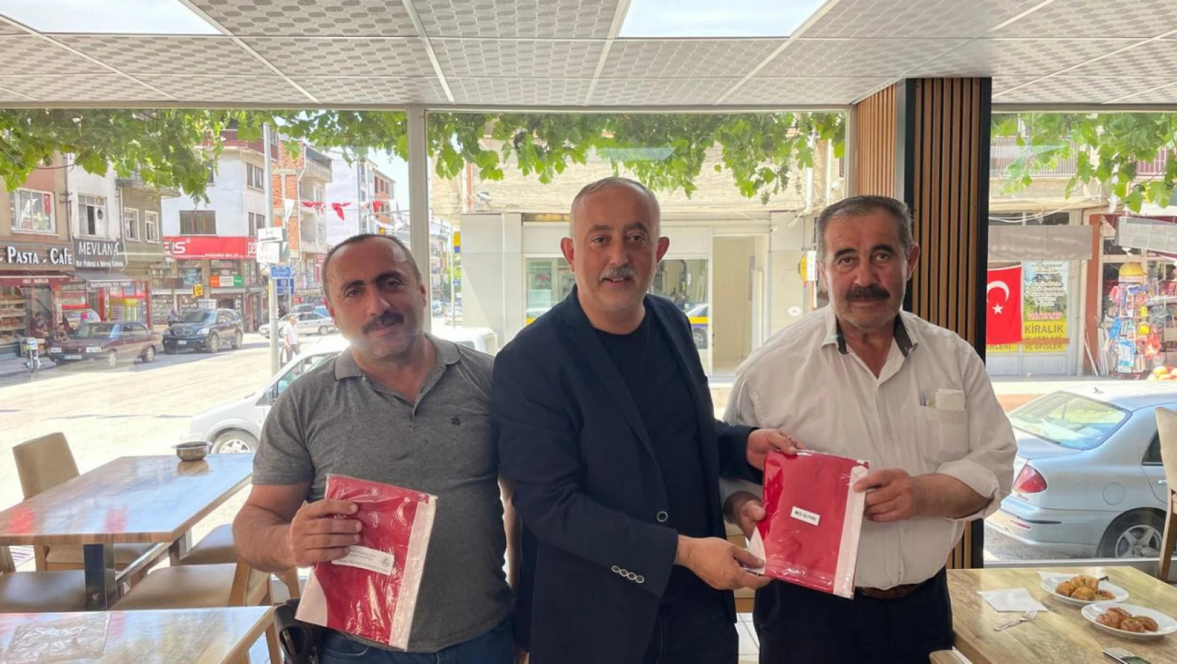 15 Temmuz Dolayısıyla Esnaflara Bayrak Dağıtıldı