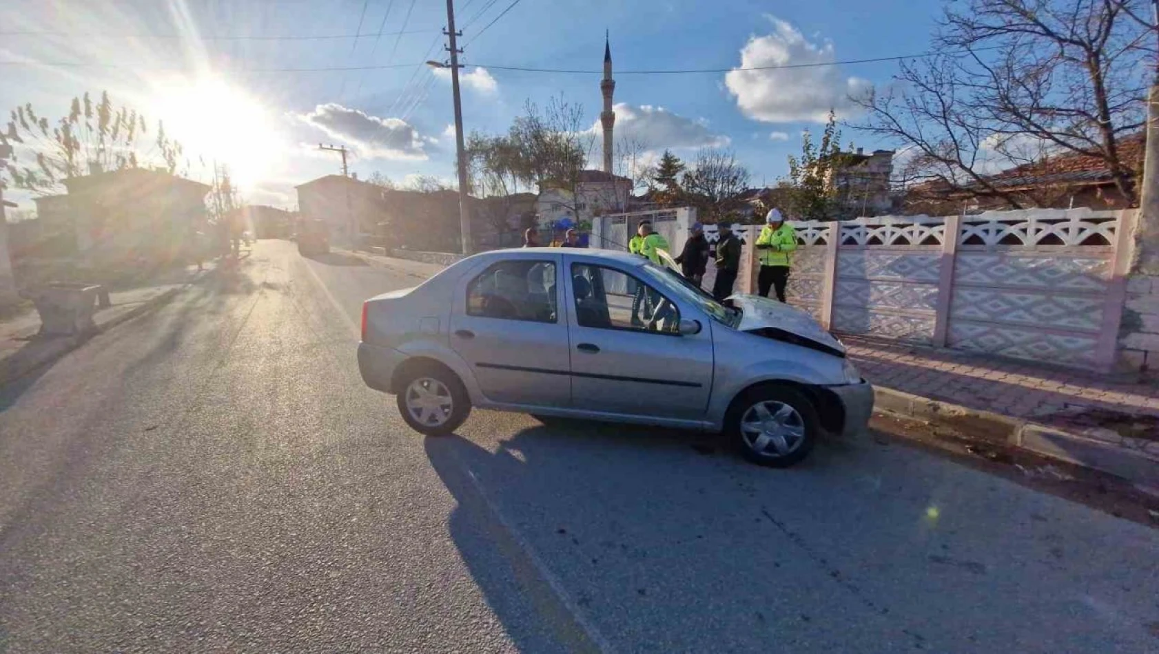 Ağaca Çarpan Otomobilin Sürücüsü Yaralandı