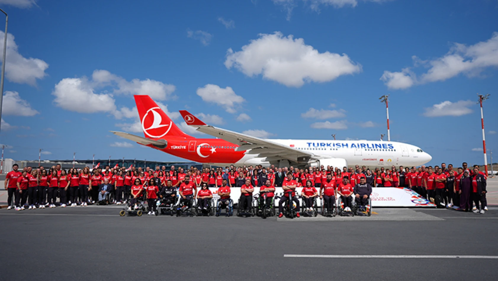 Bakan Bak, Milli Sporcuların Paris'e Uğurladı