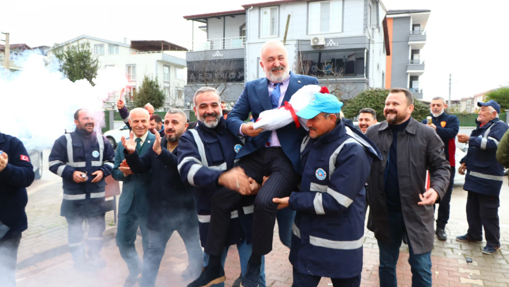 Belediye Personeli, Zam Sonrası O Belediye Başkanını Omuzlarda Taşıdı