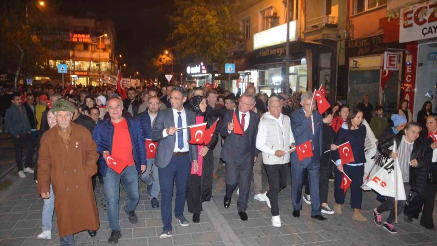 Çaycuma'da Cumhuriyet Coşkusu Fener Alayı İle Sürdü