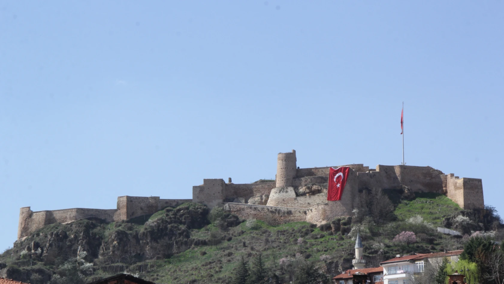 CHP, Kaleye Türk Bayrağı'nı Astı
