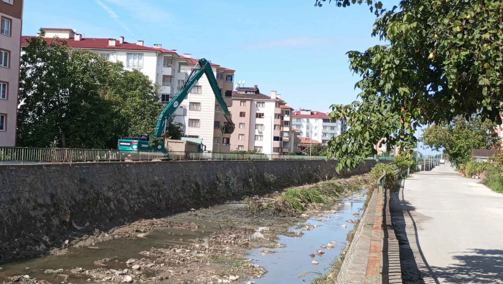 Cide'de Kanal Temizliği Yapılıyor