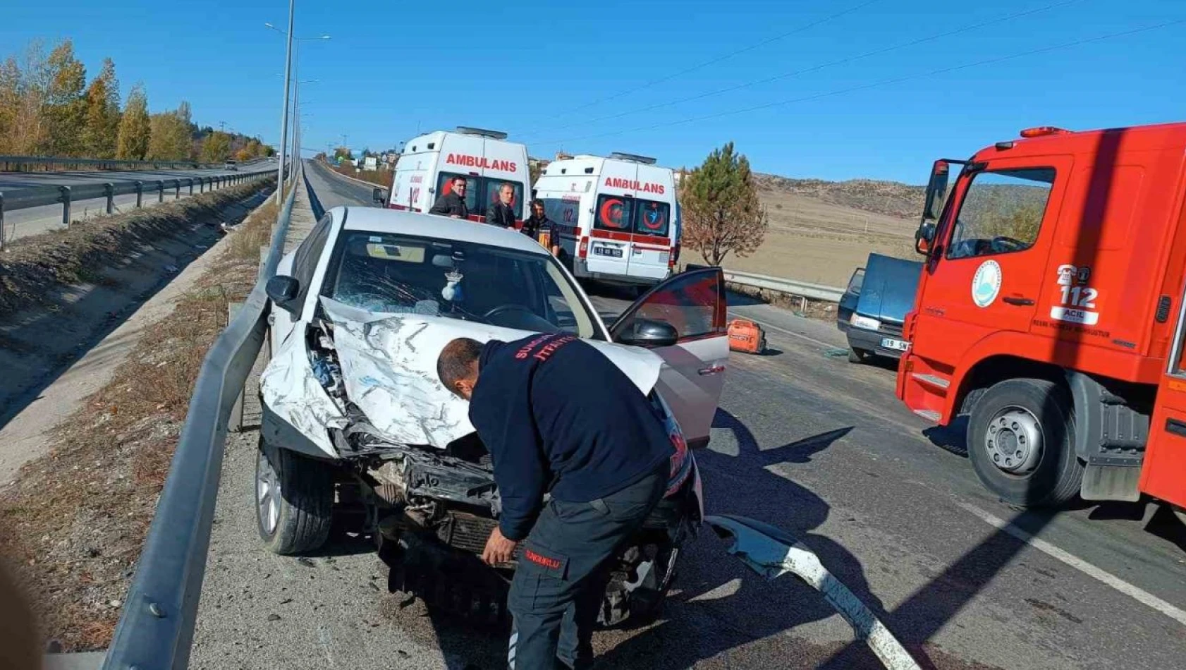 Çorum'da İki Otomobil Çarpıştı: 3 Yaralı