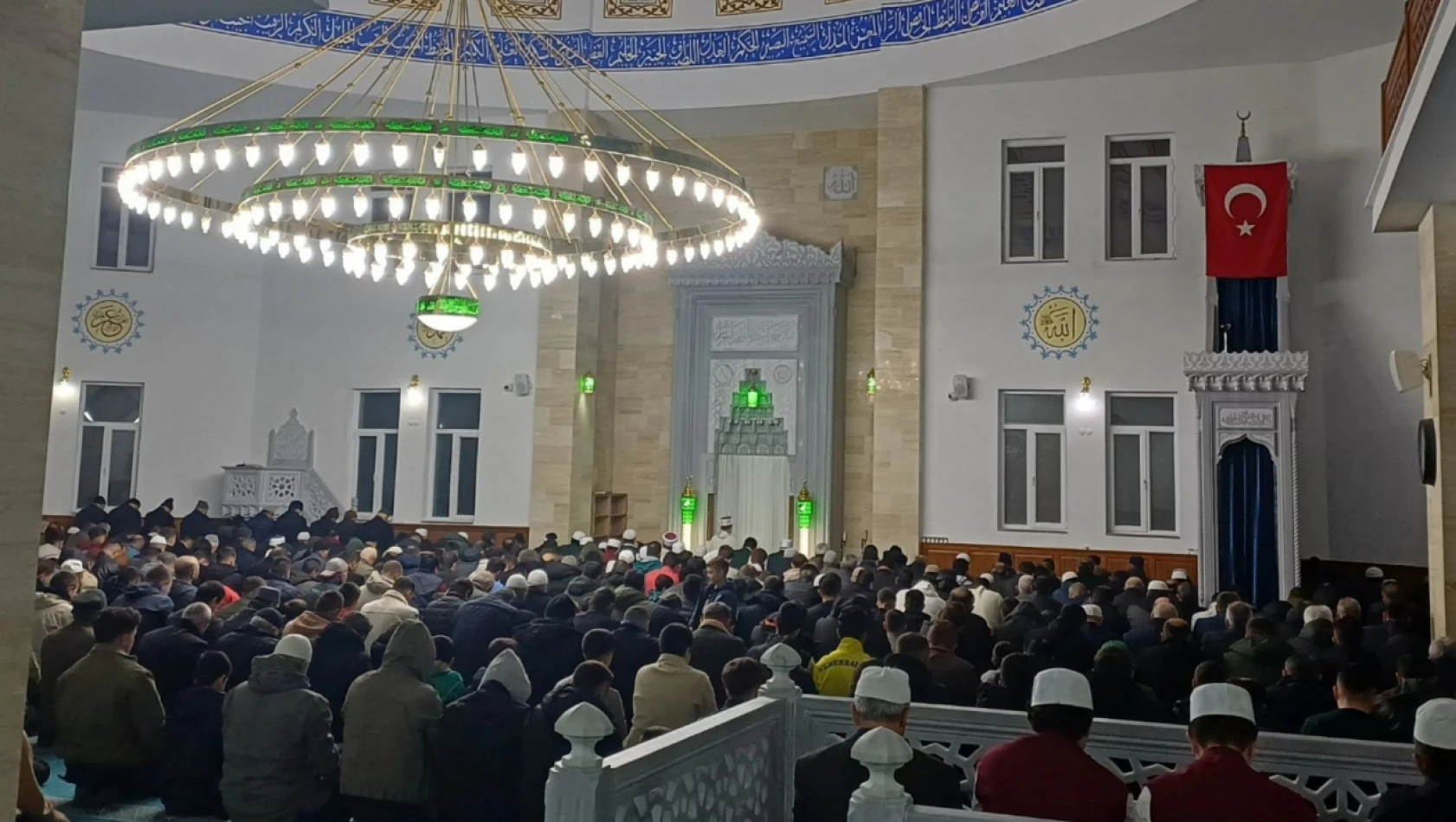 Kastamonu'da Berat Kandili Camilerde Dualarla İdrak Edildi